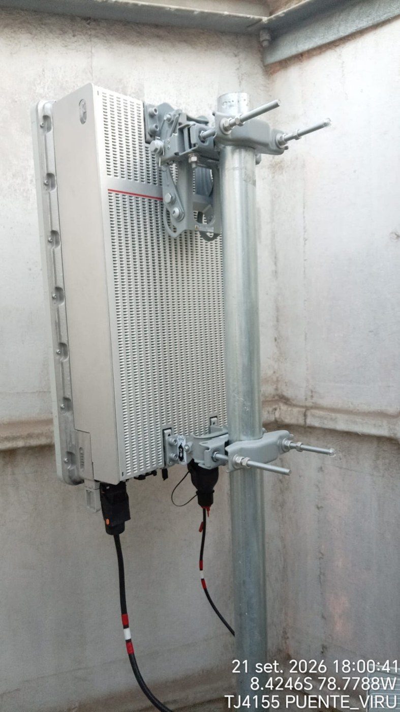 Soporte regulable con antena 5G instalada sobre estructura existente