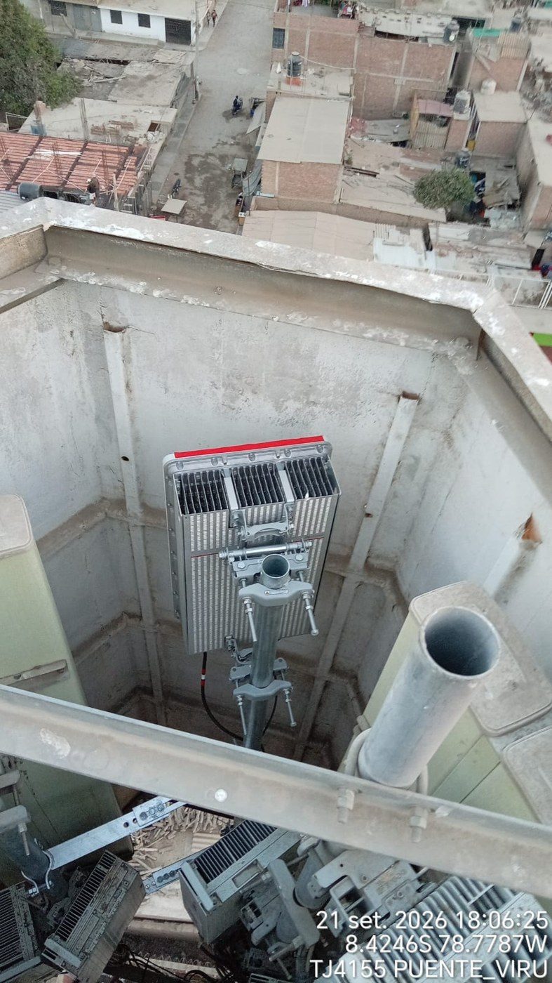 Instalación de equipos de telecomunicaciones en azotea urbana
