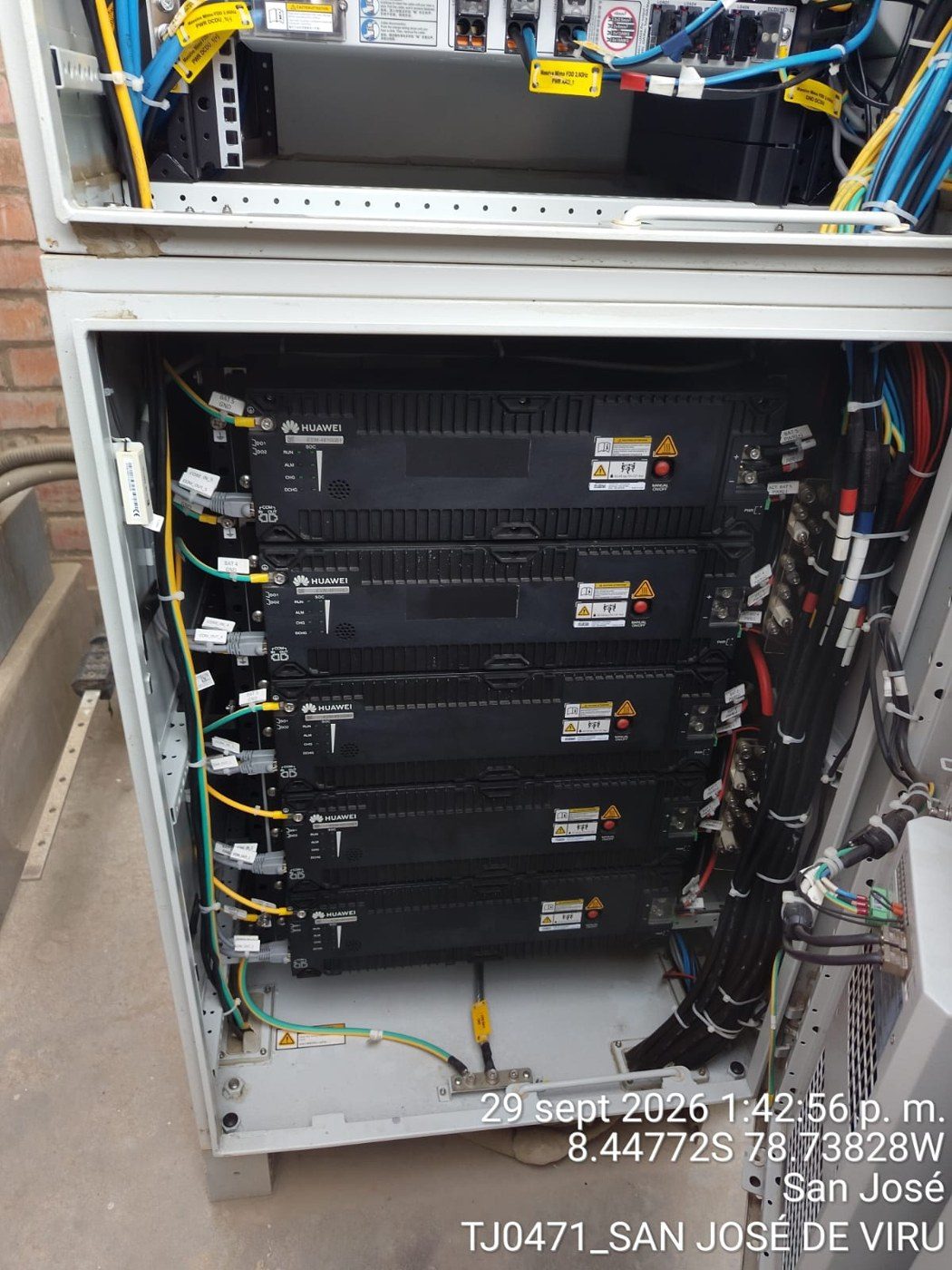 Instalación de equipos de banda base y energía en gabinete de estación base