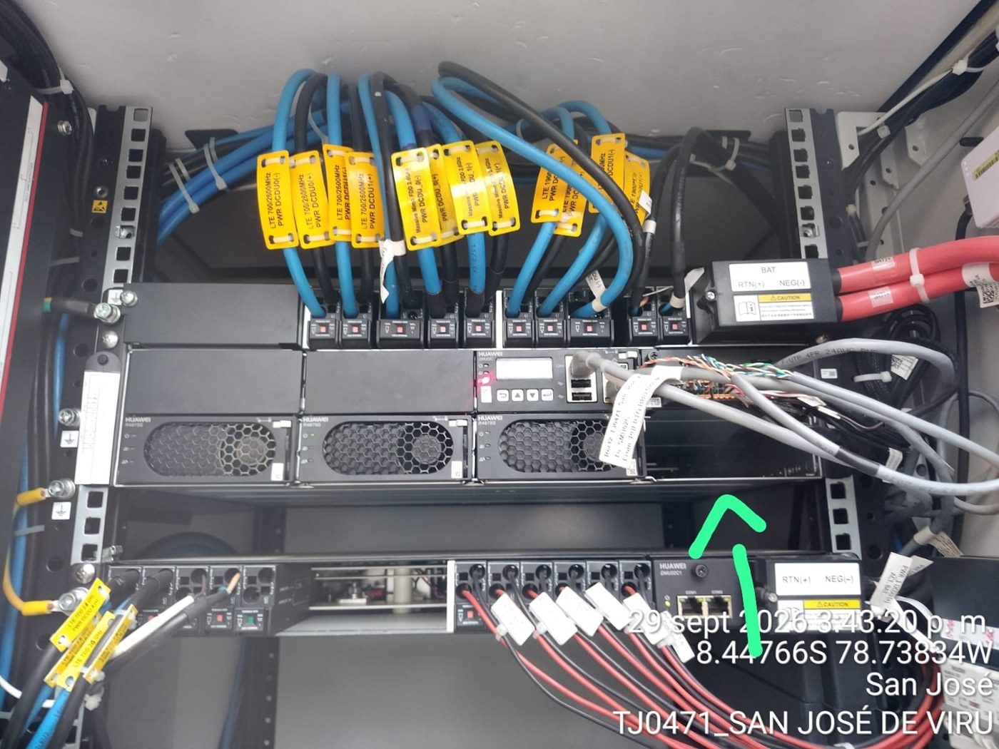 Conexión de fibra óptica y transmisión en estación base móvil